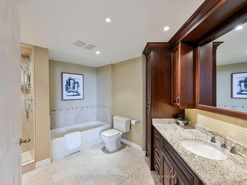 411-1001 Cedarglen Gate, Mississauga, ON - Indoor Photo Showing Bathroom