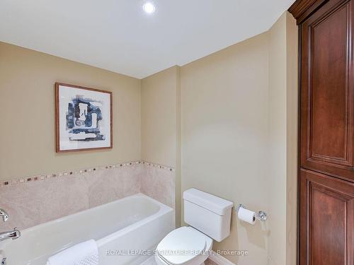 411-1001 Cedarglen Gate, Mississauga, ON - Indoor Photo Showing Bathroom