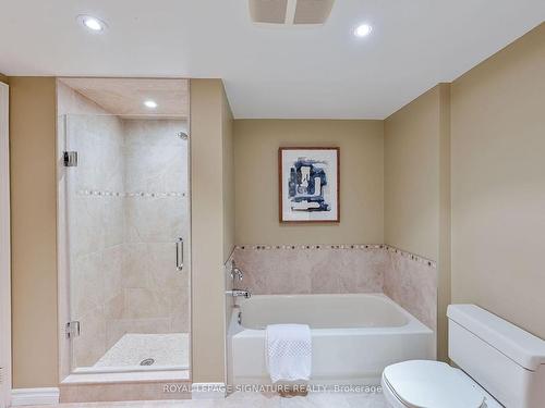 411-1001 Cedarglen Gate, Mississauga, ON - Indoor Photo Showing Bathroom