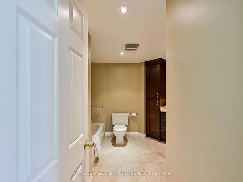 411-1001 Cedarglen Gate, Mississauga, ON - Indoor Photo Showing Bathroom