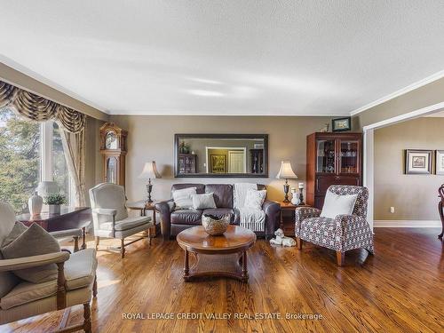 25 Caledon Cres, Brampton, ON - Indoor Photo Showing Living Room