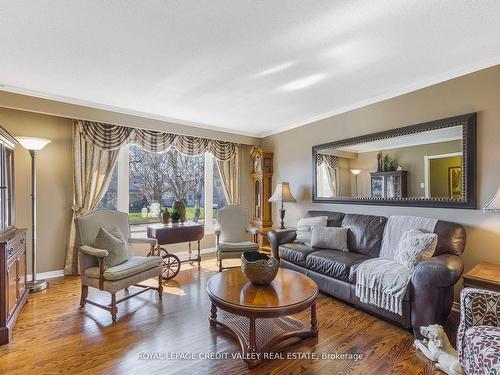 25 Caledon Cres, Brampton, ON - Indoor Photo Showing Living Room