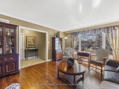 25 Caledon Cres, Brampton, ON - Indoor Photo Showing Living Room