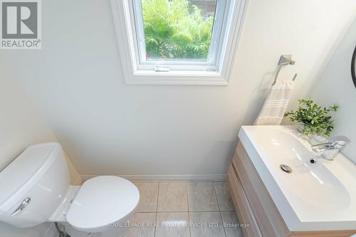 10 Harnesworth Crescent, Hamilton, ON - Indoor Photo Showing Bathroom