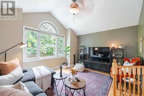 10 Harnesworth Crescent, Hamilton, ON - Indoor Photo Showing Living Room