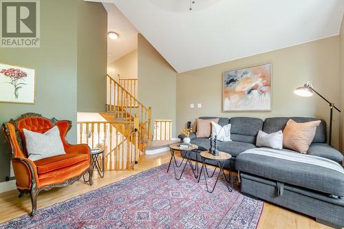 10 Harnesworth Crescent, Hamilton, ON - Indoor Photo Showing Living Room