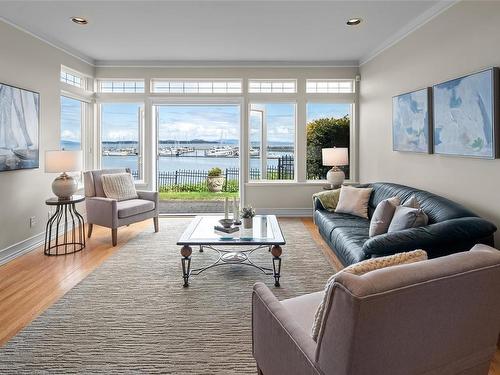 10001 Third St, Sidney, BC - Indoor Photo Showing Living Room