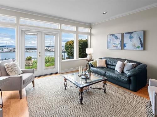 10001 Third St, Sidney, BC - Indoor Photo Showing Living Room