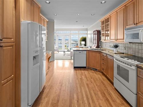 10001 Third St, Sidney, BC - Indoor Photo Showing Kitchen