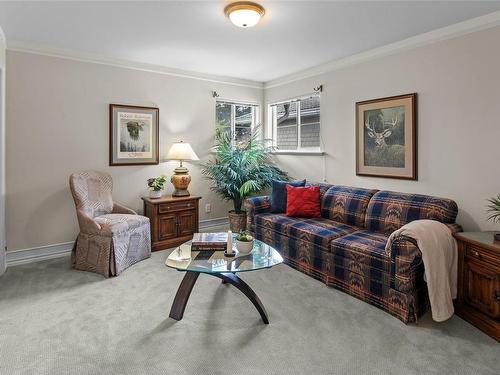 10001 Third St, Sidney, BC - Indoor Photo Showing Living Room