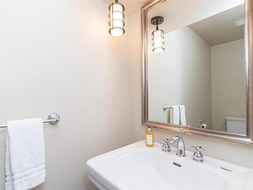 113/115 D-1376 Lynburne Pl, Langford, BC - Indoor Photo Showing Bathroom