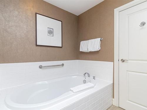 113/115 D-1376 Lynburne Pl, Langford, BC - Indoor Photo Showing Bathroom