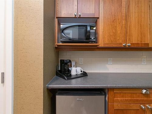 113/115 D-1376 Lynburne Pl, Langford, BC - Indoor Photo Showing Kitchen