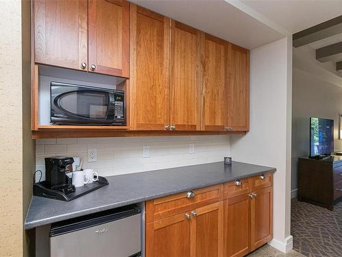 113/115 D-1376 Lynburne Pl, Langford, BC - Indoor Photo Showing Kitchen