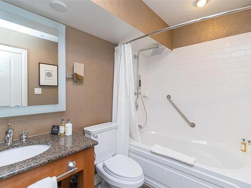 113/115 D-1376 Lynburne Pl, Langford, BC - Indoor Photo Showing Bathroom