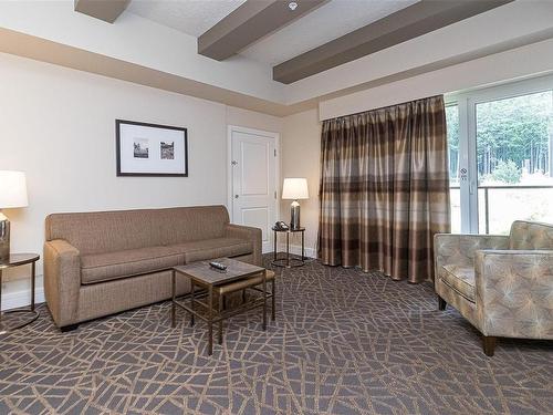 113/115 D-1376 Lynburne Pl, Langford, BC - Indoor Photo Showing Living Room