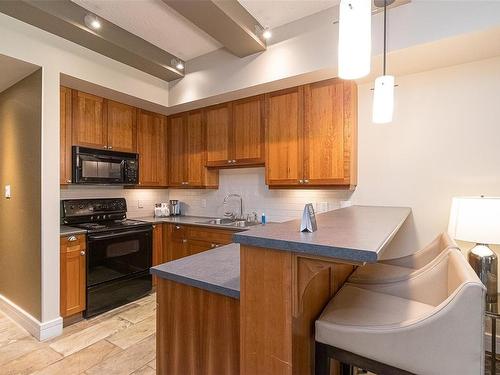 113/115 D-1376 Lynburne Pl, Langford, BC - Indoor Photo Showing Kitchen With Double Sink