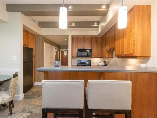 113/115 D-1376 Lynburne Pl, Langford, BC - Indoor Photo Showing Kitchen