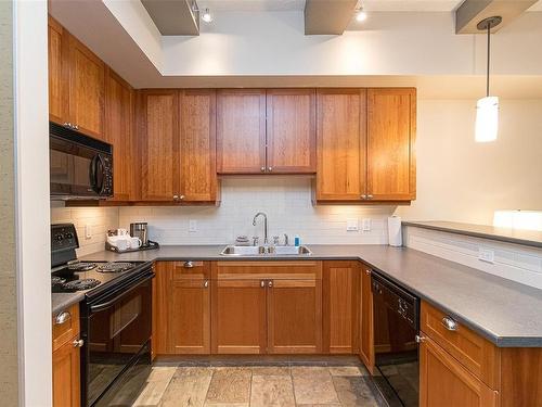 113/115 D-1376 Lynburne Pl, Langford, BC - Indoor Photo Showing Kitchen With Double Sink