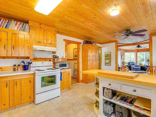 4994 Ian Ave, Port Alberni, BC - Indoor Photo Showing Kitchen