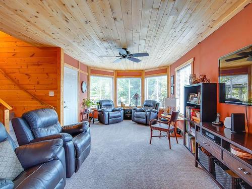 4994 Ian Ave, Port Alberni, BC - Indoor Photo Showing Living Room