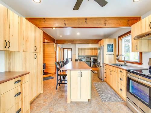 4994 Ian Ave, Port Alberni, BC - Indoor Photo Showing Kitchen With Double Sink