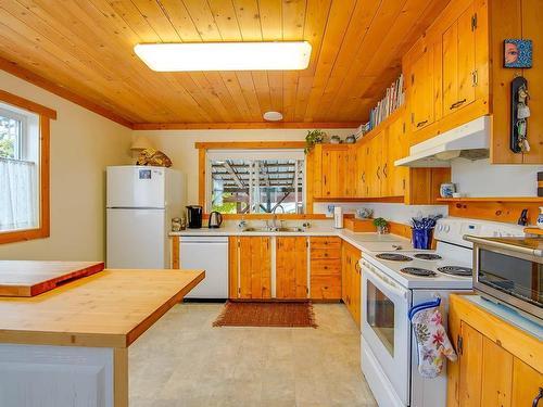 4994 Ian Ave, Port Alberni, BC - Indoor Photo Showing Kitchen