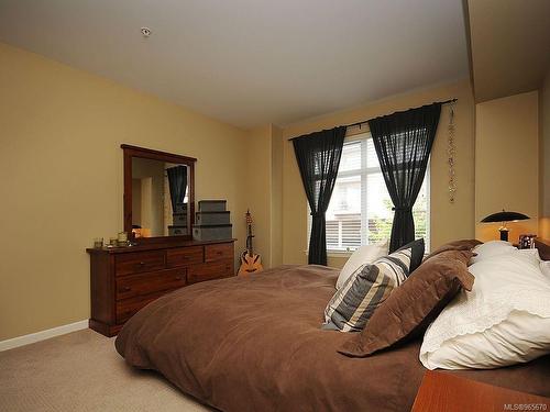 202-1510 Hillside Ave, Victoria, BC - Indoor Photo Showing Bedroom