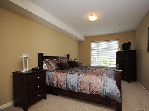 202-1510 Hillside Ave, Victoria, BC - Indoor Photo Showing Bedroom