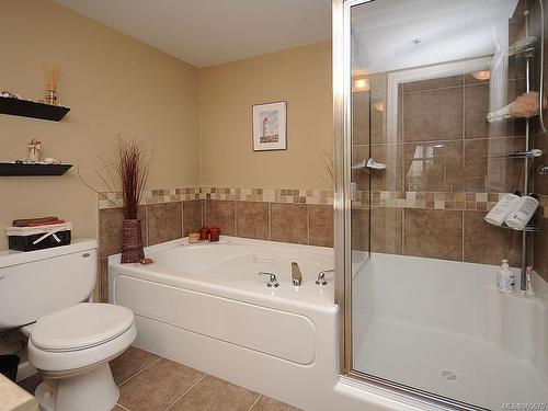 202-1510 Hillside Ave, Victoria, BC - Indoor Photo Showing Bathroom