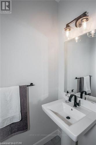 101 - 2700 Buroak Drive, London, ON - Indoor Photo Showing Bathroom