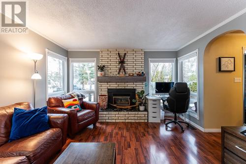 6966 Gladstone Place, Prince George, BC - Indoor Photo Showing Living Room