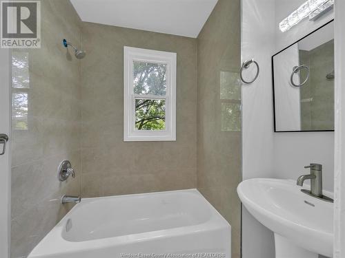 729 Campbell Avenue, Windsor, ON - Indoor Photo Showing Bathroom