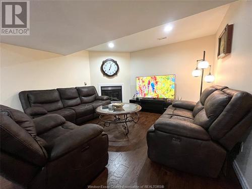 4198 Zurich Avenue, Windsor, ON - Indoor Photo Showing Living Room