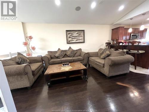 4198 Zurich Avenue, Windsor, ON - Indoor Photo Showing Living Room