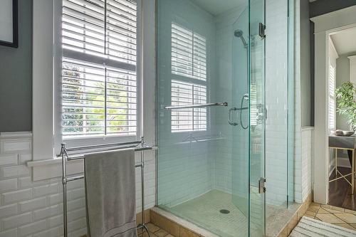 3014 Balmoral Avenue, Burlington, ON - Indoor Photo Showing Bathroom