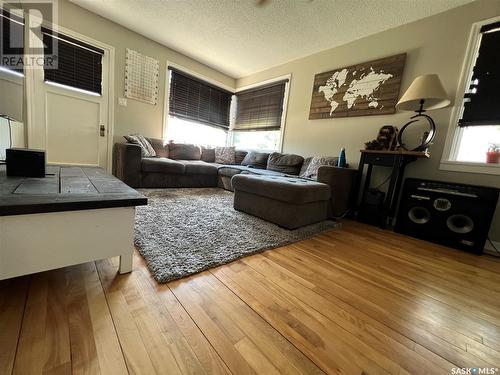 276 5Th Avenue Se, Swift Current, SK - Indoor Photo Showing Living Room