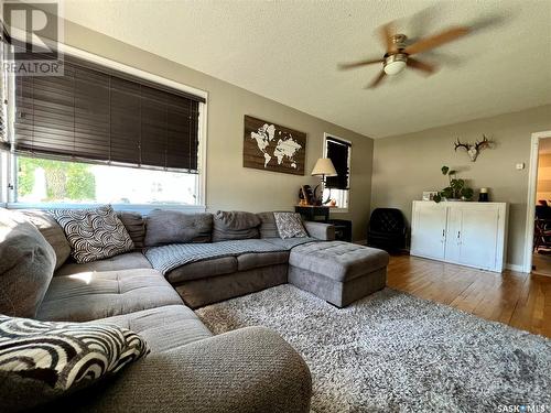 276 5Th Avenue Se, Swift Current, SK - Indoor Photo Showing Living Room