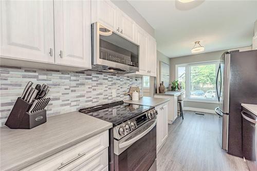 2420 Kirstie Court, Burlington, ON - Indoor Photo Showing Kitchen With Upgraded Kitchen