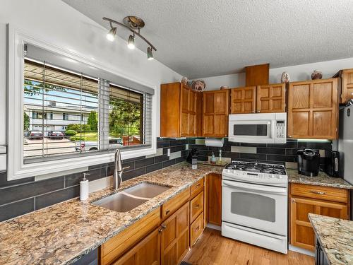 776 Springridge Place, Kamloops, BC - Indoor Photo Showing Kitchen With Double Sink