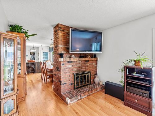 776 Springridge Place, Kamloops, BC - Indoor Photo Showing Living Room With Fireplace