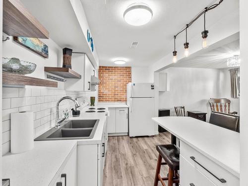 776 Springridge Place, Kamloops, BC - Indoor Photo Showing Kitchen With Double Sink