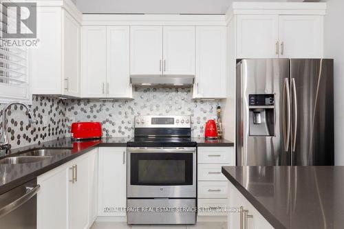 17 Narbonne Crescent, Hamilton (Stoney Creek Mountain), ON - Indoor Photo Showing Kitchen With Double Sink With Upgraded Kitchen