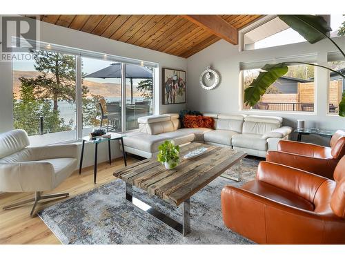 7192 Brent Road, Peachland, BC - Indoor Photo Showing Living Room