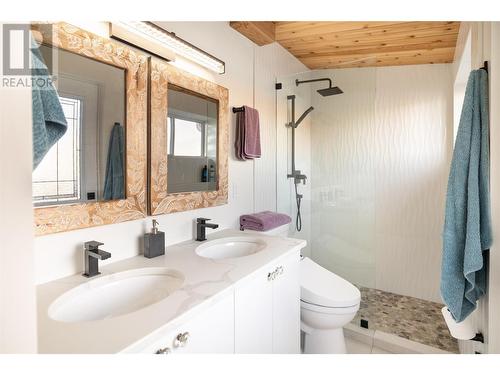 7192 Brent Road, Peachland, BC - Indoor Photo Showing Bathroom