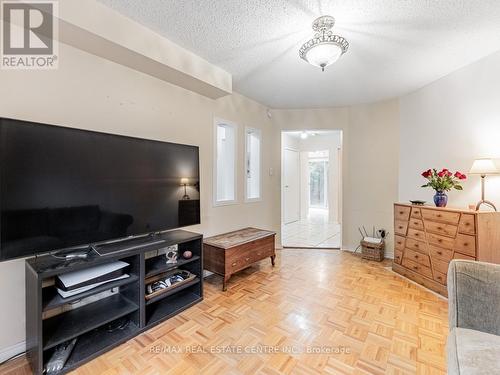 7429 Doverwood Drive, Mississauga, ON - Indoor Photo Showing Living Room