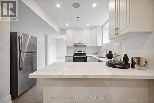 350 Weighton Drive N, Oakville, ON - Indoor Photo Showing Kitchen With Upgraded Kitchen