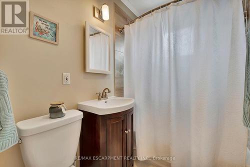 76 Oxford Street, Hamilton, ON - Indoor Photo Showing Bathroom