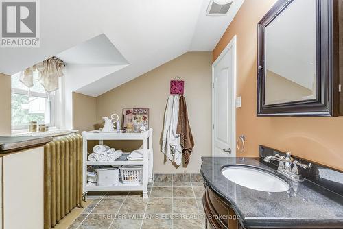 34 Park Avenue, Brantford, ON - Indoor Photo Showing Bathroom