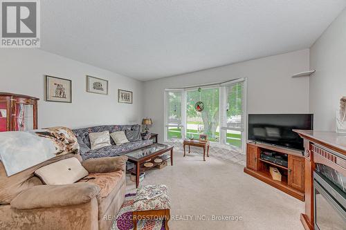 330 Browning Trail, Barrie, ON - Indoor Photo Showing Living Room